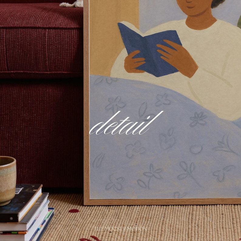 K&ouml;nnte beinhalten: Ein gerahmter Kunstdruck mit einer Person, die im Bett ein Buch liest. Das Kunstwerk hat eine weiche Farbpalette mit einer hellblauen, floral gemusterten Decke. Das Wort "detail" ist in wei&szlig;er Schrift auf dem Kunstwerk geschrieben.
