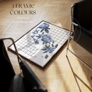 Puede incluir: Una impresi&oacute;n enmarcada con un dise&ntilde;o floral azul sobre fondo blanco. El marco es marr&oacute;n y la impresi&oacute;n est&aacute; sobre un suelo de madera. El texto "3 FRAME COLOURS" e "Instantly interchangeable" es visible sobre el marco.