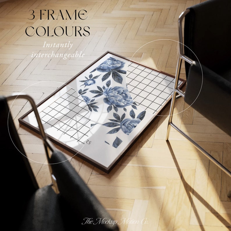 Puede incluir: Una impresi&oacute;n enmarcada con un dise&ntilde;o floral azul sobre fondo blanco. El marco es marr&oacute;n y la impresi&oacute;n est&aacute; sobre un suelo de madera. El texto "3 FRAME COLOURS" e "Instantly interchangeable" es visible sobre el marco.