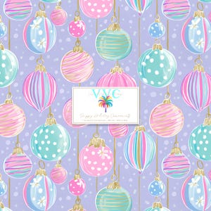 Puede incluir: Un patrón repetido de adornos navideños en tonos pastel rosa, azul y turquesa, con detalles dorados, colgando sobre un fondo lila claro. Los adornos presentan varios diseños, incluyendo rayas, lunares y motivos florales. La imagen incluye el texto "Happy Holiday Ornaments".
