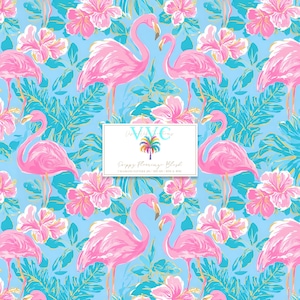 Peut inclure: Motif répété avec des flamants roses, des fleurs d'hibiscus roses et des feuilles tropicales turquoise sur fond bleu clair. L'image comprend une étiquette rectangulaire avec le texte "Poppy Flamingo Blush".