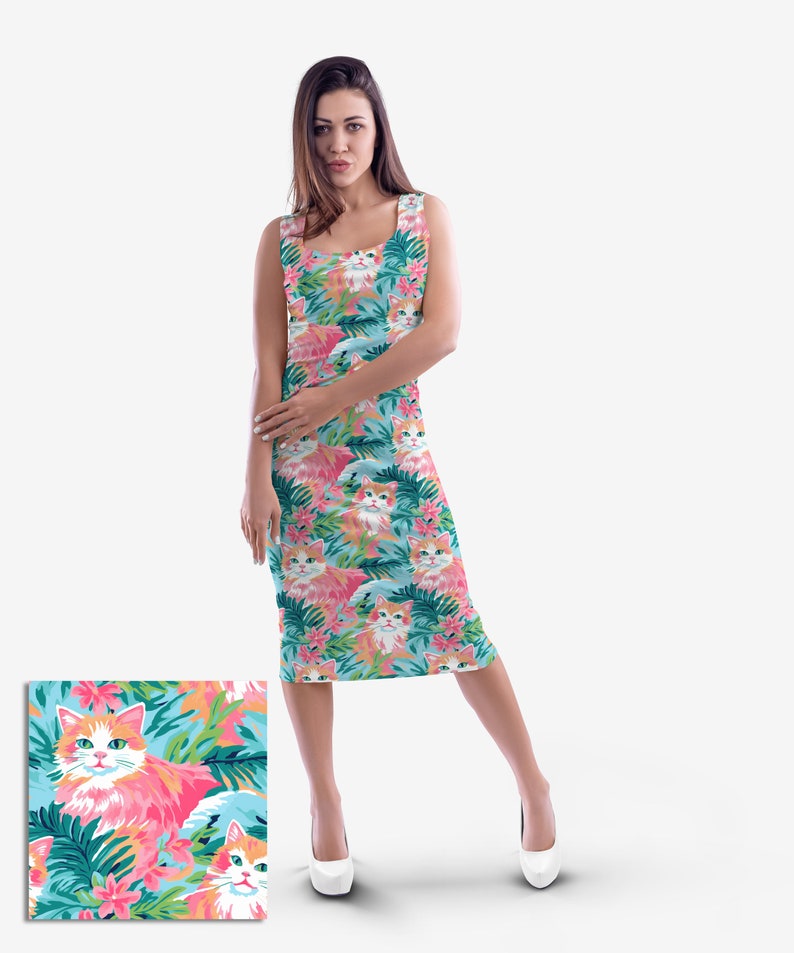 Pode incluir: Um vestido sem mangas com uma estampa colorida de gatos e folhas tropicais. O vestido &eacute; azul claro com detalhes em rosa, laranja e verde.