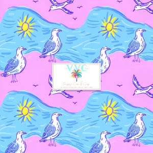 Puede incluir: Un patrón sin costuras con gaviotas blancas, soles amarillos y olas azules sobre un fondo rosa. El texto "Happy Sun & Sea" está incluido en el patrón.