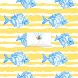 Könnte beinhalten: Ein nahtloses Muster mit blauen und weißen gestreiften Fischen auf einem gelben und weißen gestreiften Hintergrund. Das Muster heißt "Happy Blue Fish" und wurde von "Viva Cozy" entworfen.