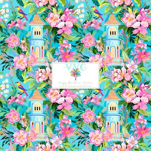 Op de afbeelding: Een levendig bloemenpatroon met roze bloesems, blauwe pagodes en kleurrijke vogels tegen een turquoise achtergrond. Het ontwerp bevat de tekst "Poppy Bedding Garden" en een logo.