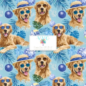 Op de afbeelding: Een herhalend patroon met golden retriever honden met zonnebrillen en strohoeden, tegen een lichtblauwe achtergrond met tropische bladeren en blauwe strandballen. De afbeelding bevat de tekst "Preppy Dogs at the Beach".