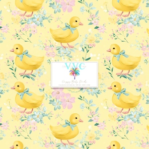 Puede incluir: Un patrón digital continuo con patitos amarillos que llevan lazos azul claro, intercalados con flores rosas y azul claro sobre un fondo amarillo pálido. Una etiqueta rectangular blanca central muestra el texto VVC y Poppy Baby Ducks.