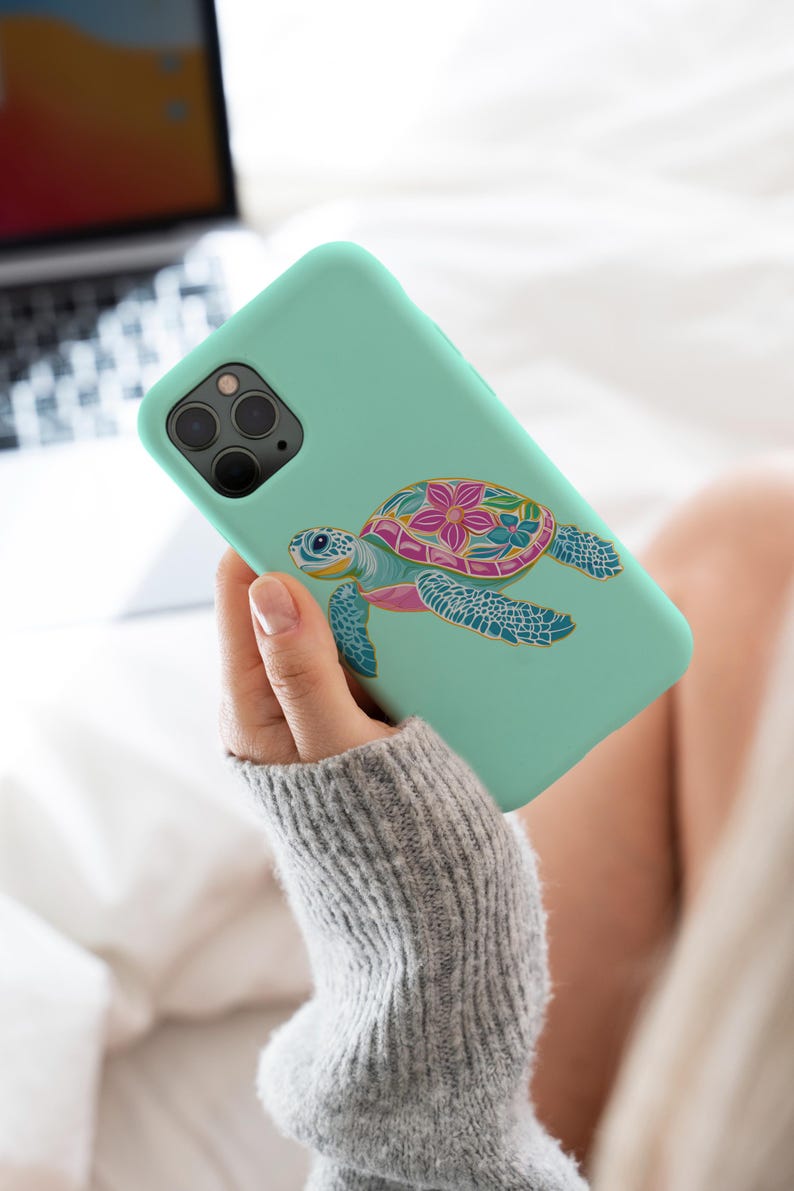Op de afbeelding: Een mintgroene telefoonhoes met een kleurrijk, bloemig patroon van een zeeschildpad.