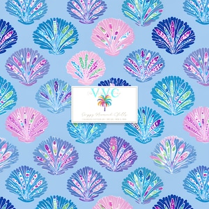 Puede incluir: Un fondo azul claro con un patrón repetido de conchas estilizadas en tonos de azul, rosa y morado. Las conchas tienen diseños internos intrincados. Un rectángulo blanco con texto y un logotipo de palmera está en el centro.