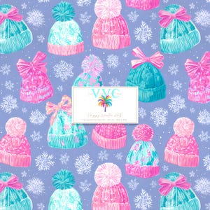 Puede incluir: Un patrón repetido de gorros de invierno en tonos rosa y turquesa, adornados con lazos y pompones, sobre un fondo lila claro con acentos de copos de nieve blancos. La imagen incluye el texto "Preppy Winter Hats".