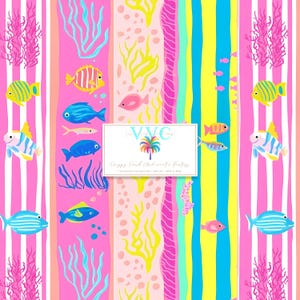 Puede incluir: Un patrón sin costuras que presenta peces coloridos, corales y algas marinas sobre un fondo de rayas rosas y blancas. El patrón se titula "Poppy Pink Underwater Fun" y es un diseño repetitivo.
