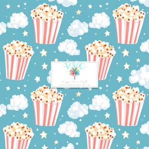 Może przedstawiać: Wzór bez szwów przedstawiający czerwono-białe pasiasty pojemniki na popcorn wypełnione popcorn na jasnoniebieskim tle z białymi chmurami i żółtymi gwiazdami. Tekst "Happy Movie Night" jest zawarty we wzorze.