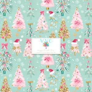 Puede incluir: Un patrón repetido de árboles de Navidad en tonos rosa, dorado y verde azulado sobre un fondo azul claro. Algunos árboles tienen gorros de Papá Noel y lazos. La imagen incluye el texto "VVC" y "Happy Trouble Trays".