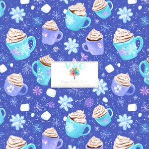 Peut inclure: Un motif répétitif composé de tasses bleu clair et violettes remplies de chocolat chaud et de crème fouettée, parsemé de guimauves blanches et de flocons de neige blancs et violets sur fond bleu foncé. Une étiquette centrale indique VVC.