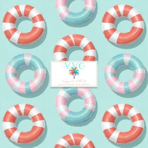 Puede incluir: Patrón de flotadores inflables de piscina coloridos en rojo, blanco, rosa y azul. Los flotadores están dispuestos sobre un fondo azul claro. La imagen incluye un letrero rectangular blanco con texto y un logotipo de palmera colorida.