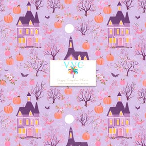 Könnte beinhalten: Ein sich wiederholendes Muster mit lila Geisterhäusern, orangefarbenen Kürbissen, kahlen Bäumen und rosa Blumen auf lavendelfarbenem Hintergrund. Das Design umfasst Fledermäuse und einen weißen Kreis, mit dem Text "Poppy Pumpkin Manor."