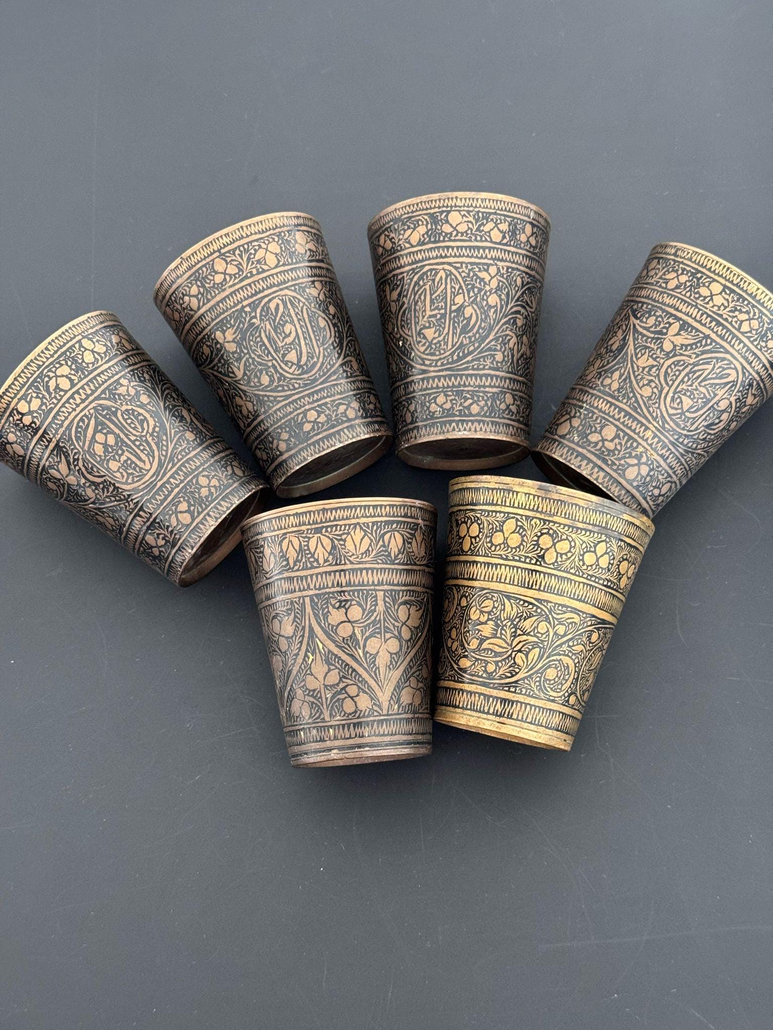 イスラムのモチーフが描かれたオスマン帝国時代のアンティーク真鍮