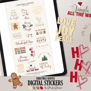 Könnte beinhalten: Digital Weihnachtssticker und dekorative Elemente. Das Bild zeigt ein Tablet mit festlichen Zitaten, Holzbuchstaben mit der Aufschrift "LOVE JOY PEACE" und rote "HO HO HO" Buchstaben mit Zuckerstangenherzen. Festlich und saisonal.