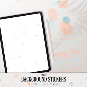 Pode incluir: Um tablet digital com uma moldura preta e uma caneta branca. O ecrã do tablet mostra um fundo branco com pequenas ilustrações de aviões azuis e laranja. As palavras "TRAVEL BACKGROUND STICKERS" estão na parte inferior.