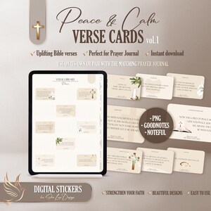 Könnte beinhalten: Digitale Verskarten mit dem Text "Peace & Calm VERSE CARDS vol. 1". Das Bild zeigt ein Tablet mit digitalen Aufklebern und mehrere physische Karten mit erhebenden Bibelversen. Die Karten sind beige mit floralen Akzenten.