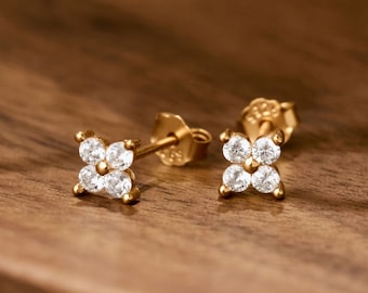 Tachuelas de diamantes de flores pequeñas, aretes diminutos CZ en plata de ley, tachuelas de cartílago delicados, pendientes minimalistas, regalo de Navidad para ella