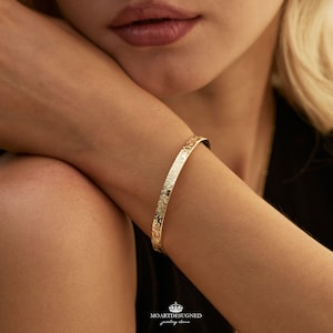 Aangepaste geboortebloem manchetarmband, wikkel rond gegraveerde open armband, gepersonaliseerde bloemensieraden, verjaardagscadeau voor haar, afstudeercadeau