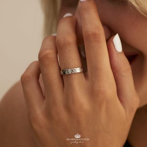 Anello impilabile delicato con fiore di nascita, fascia intera con incisione floreale, regalo personalizzato per mamma, moglie, nonna, regalo di laurea, anello dell'amicizia.
