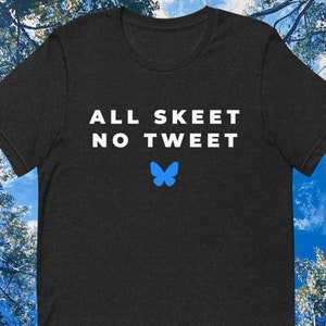 Könnte beinhalten: Ein dunkelgraues T-Shirt mit dem Text "ALL SKEET NO TWEET" in Weiß und einem blauen Schmetterlingsmotiv.