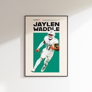 Puede incluir: Un póster con un jugador de fútbol americano con un uniforme blanco con el número 17 en la parte delantera. El jugador está corriendo con el balón y lleva un casco con un logotipo en azul verdoso y naranja. El póster tiene un fondo azul verdoso y el texto "JAYLEN WADDLE" en letras negras en la parte superior.