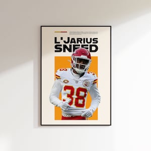 Może przedstawiać: Plakat przedstawiający zawodnika futbolu amerykańskiego w białym stroju z czerwonymi i żółtymi akcentami. Zawodnik ma na sobie czerwony kask i numer 38 na koszulce. Na plakacie widnieje napis "L'Jarius Sneed" czarnymi literami.