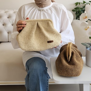 Crochet Raffia Clutch Bag – Straw Boho Pouch for Women – Handmade Summer Wedding Gift – Eco-Friendly Beach Purse with Zipper