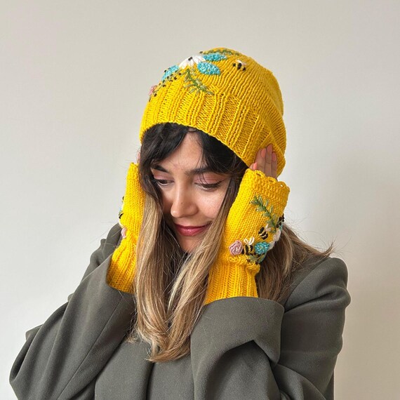 Handmade Wool Knit Hat & Fingerless Gloves Set: Yellow Bee  display picture 3