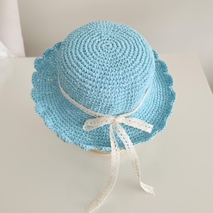 Hellblauer Sonnenhut aus Bast für Mädchen – Sommerhut mit Schleife für Baby – Strohhut mit Schleife – Handgemachter Papierstrohhut für Mädchen