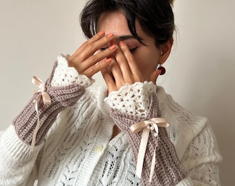 Beige Hand-Knitted Wrist Warmers – Ruffled Lace Cuffs with Satin Bow, Victorian Armstulpen, Winter Fashion, Valentine’s Gift