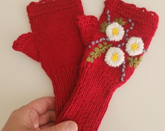 Guanti senza dita ricamati rossi fatti a mano: Cottagecore Floral