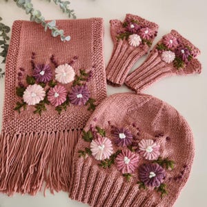 Ensemble rose tricoté à la main, bonnet brodé de fleurs, gants et écharpe