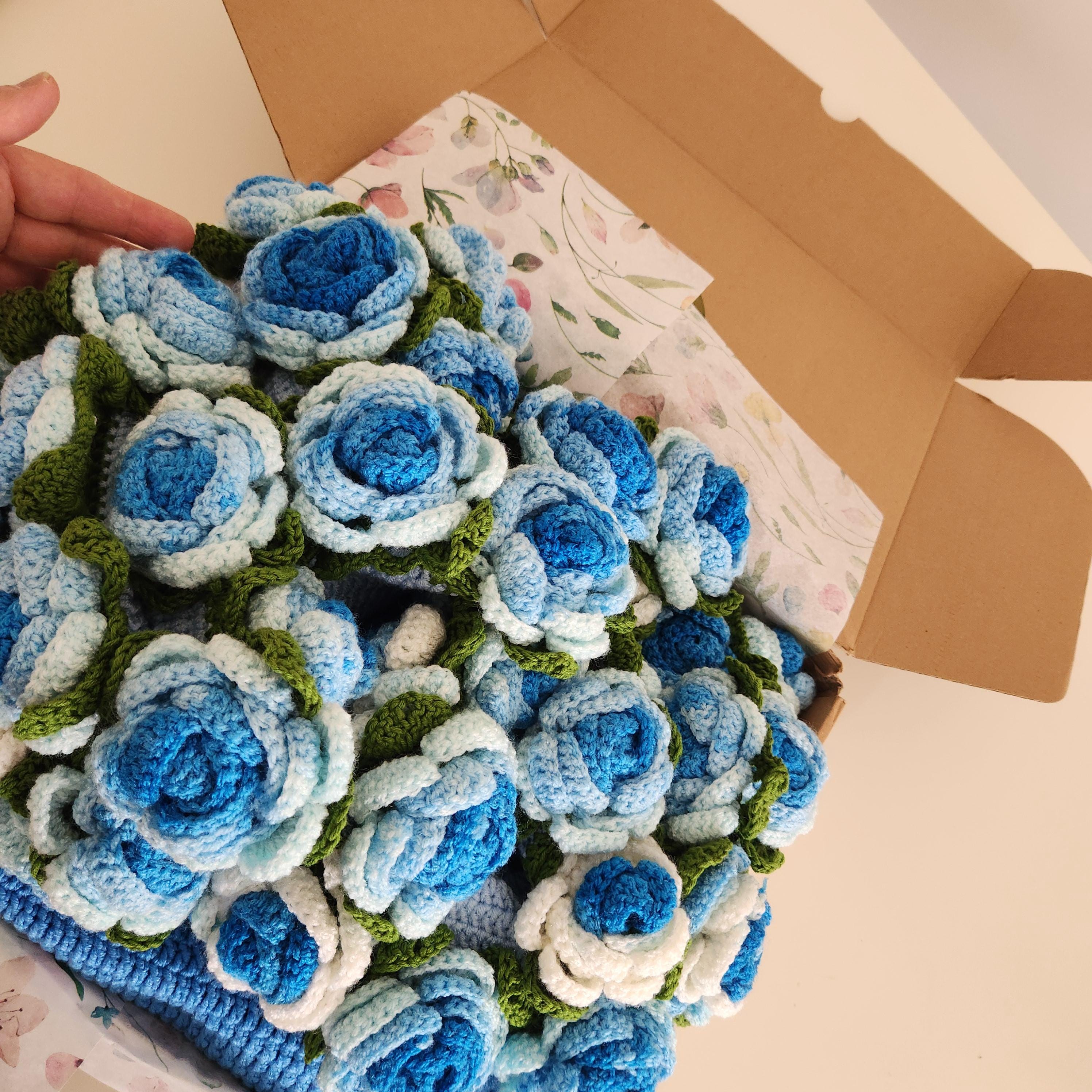 かぎ針編みのブルーローズブーケブランケット、手作りの花柄スロー