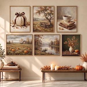 Op de afbeelding: Een galerijmuur met zes ingelijste kunstprints met herfstthema's, waaronder een pompoen met een bruin lint, een houten kar in een veld, een koffiekop op boeken, een pompoenveld, een meer met een steiger en een vaas met bladeren en een pompoen.
