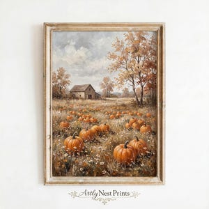Op de afbeelding: Een ingelijste olieverfschilderijprint met een landelijk herfstlandschap en een rustieke schuur in de verte. De voorgrond toont een veld vol met talloze oranje pompoenen en kleine witte wilde bloemen onder een bewolkte lucht met bomen.