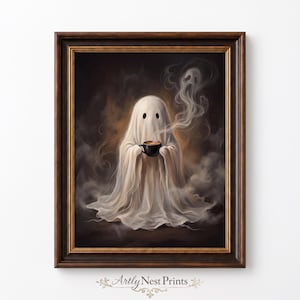 Op de afbeelding: Een ingelijste kunstdruk met een witte geest gehuld in een laken, die een zwarte koffiemok vasthoudt. Pluimen stoom stijgen op uit de mok en vormen een spookachtige figuur tegen een donkere, rokerige achtergrond. Donkerbruine lijst met goud.