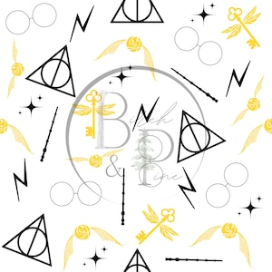Puede incluir: Un fondo blanco con un patrón repetido de símbolos de Harry Potter en negro y amarillo. Los símbolos incluyen el símbolo de las Reliquias de la Muerte, un rayo, un par de gafas redondas, una llave dorada con una libélula, una snitch dorada y una varita negra.