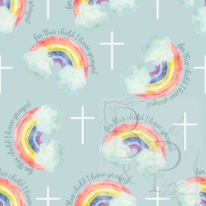 Op de afbeelding: Een herhalend patroon met aquarel regenboog, pluizige wolken en witte kruisen op een lichtblauwe achtergrond. De tekst "for this child I have prayed" staat rond elke regenboog. Geschikt voor baby- of kinderproducten.