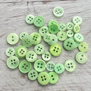 50 x Kunststoff Knopf Knöpfe hellgrün im Mix, 8mm bis 13mm Durchmesser #2(0,06EUR/1 Stk.)