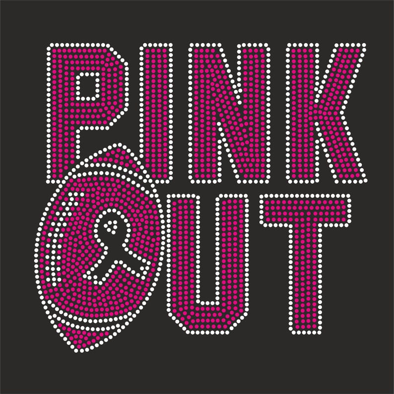 Puede incluir: Dise&ntilde;o Pink Out con una cinta rosa dentro de una forma de bal&oacute;n de f&uacute;tbol, rodeada de diamantes de imitaci&oacute;n blancos. Las palabras "PINK OUT" est&aacute;n en rosa con diamantes de imitaci&oacute;n blancos.