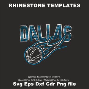 Può includere: Modello di strass per un logo di squadra di basket di Dallas. Il design presenta la parola "DALLAS" in strass blu e bianchi, con una palla da basket e un design a fiamma blu e bianca. Il modello misura 22,9 cm per 17,7 cm e richiede 499 strass blu e 586 strass bianchi.
