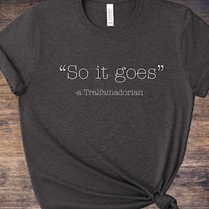 Camiseta So It Goes, Camiseta Tralfamadoriana, Camiseta Amante de Livros, Presente Literário, Presentes para Ele, Presente para Marido, Presentes para Ela, Camiseta Sci Fi