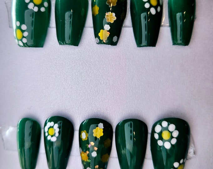 Emerald Spring Daisy Press On Nails Set