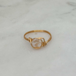 Anillo de cristal de cuarzo transparente | Joyería curativa hecha a mano, chapada en oro de 14 quilates y resistente al agua
