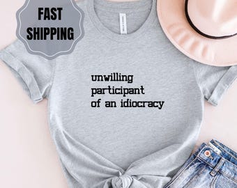 T-shirt Idiocratie : participant réticent, t-shirt satire politique