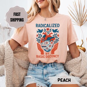 Radikaliserad av grundläggande anständighet T-shirt: Politisk aktivist T-shirt